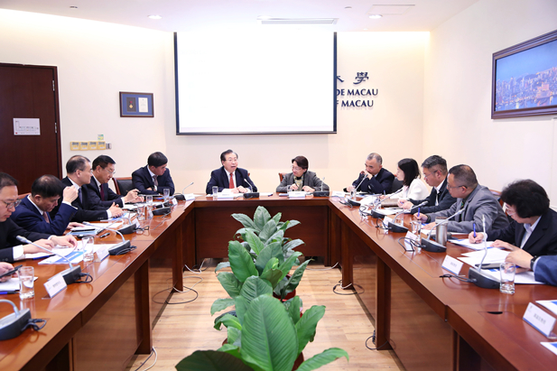 2024��2��26��������������d88����z6(�й���)���޹�˾�ٷ���վ-׷�󽡿�����һ��ɵ�ί��ǡ����³�������һ�л�����Ŵ�ѧ������������˫��ǩ��ս������Э�鲢�ͽ�һ�����������̸���������������Ŵ�ѧУ������������У���콨������������d88����z6(�й���)���޹�˾�ٷ���վ-׷�󽡿�����һ��ɸ���˾��������ı�����飩����ΰ����������������˾�������ء�����ȳ�ϯ�˶�����������4.jpg